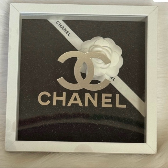 Source Unknown White and Black Wall Decor Display Shelf - Picture 1 of 1